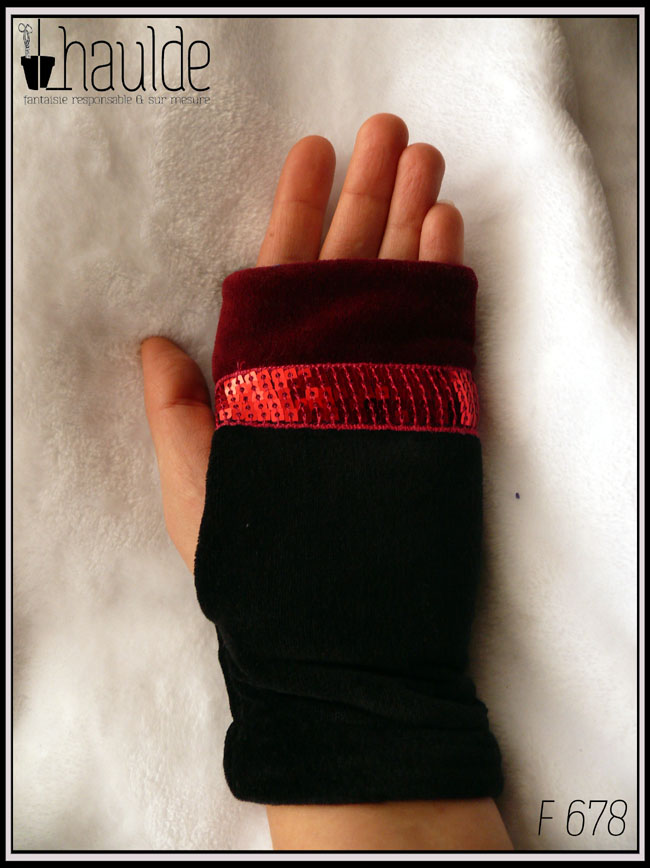 Mitaine en velours, côté phalanges du velours rouge bordeaux, le reste en velours noir séparé du rouge par un galon de sequins carrés rouges sur 5 rangs Vue portée, côté paume
