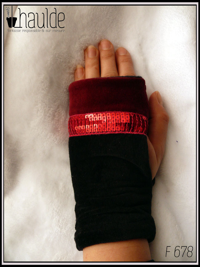Mitaine en velours, côté phalanges du velours rouge bordeaux, le reste en velours noir séparé du rouge par un galon de sequins carrés rouges sur 5 rangs Vue portée, de dessus