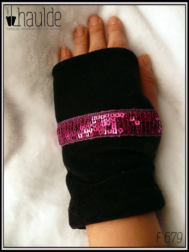 Mitaines en velours noir avec au niveau de la base du pouce un galon de sequins carrés fuchsia sur cinq rangs Vue portée, de dessus