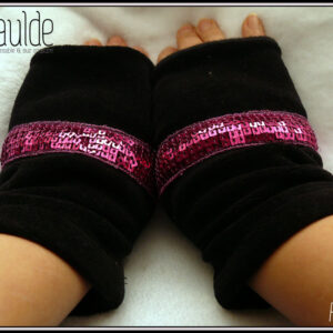 Mitaines en velours noir avec au niveau de la base du pouce un galon de sequins carrés fuchsia sur cinq rangs Vue de la paire portée, de dessus