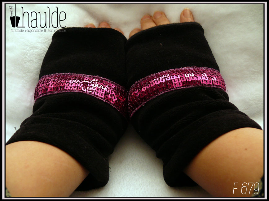 Mitaines en velours noir avec au niveau de la base du pouce un galon de sequins carrés fuchsia sur cinq rangs Vue de la paire portée, de dessus