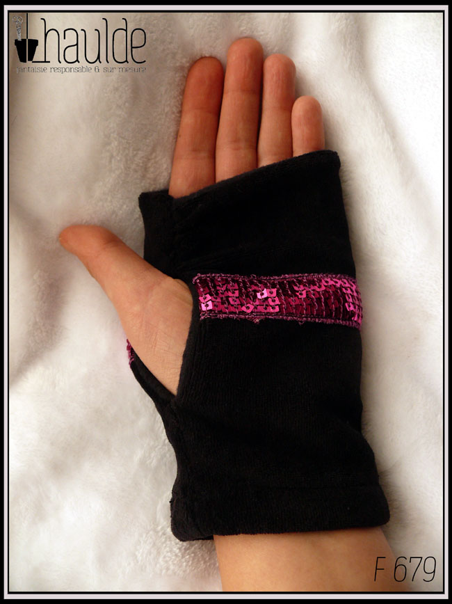Mitaines en velours noir avec au niveau de la base du pouce un galon de sequins carrés fuchsia sur cinq rangs Vue portée côté paume