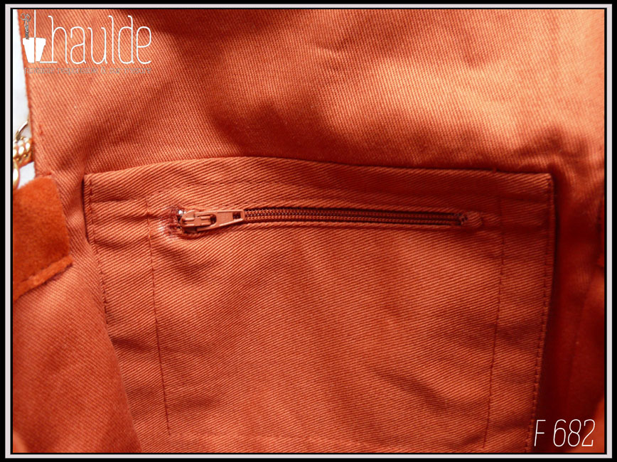 Vue de détail de l'intérieur du sac en sergé roux avec une poche intérieure zippée