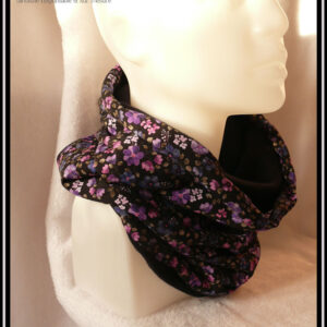 Tour de cou en jersey noir imprimé petites fleurs réalistes dans les tons violets doublé de polaire de coton noire Vu porté sur une tête de mannequin de profil