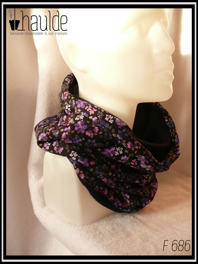 Tour de cou en jersey noir imprimé petites fleurs réalistes dans les tons violets doublé de polaire de coton noire Vu porté sur une tête de mannequin de profil