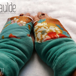 Paire de mitaines en velours bleu turquoise décoré sur la partie haute de tissu imprimé fleurs d'esthétique japonaise dans les tons rouges et or sur fond turquoise Vue de la paire portée