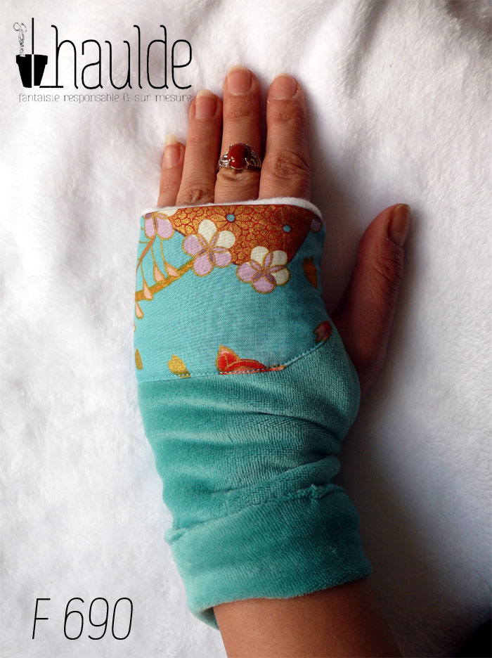 Paire de mitaines en velours bleu turquoise décoré sur la partie haute de tissu imprimé fleurs d'esthétique japonaise dans les tons rouges et or sur fond turquoise Vue de dessus, portée