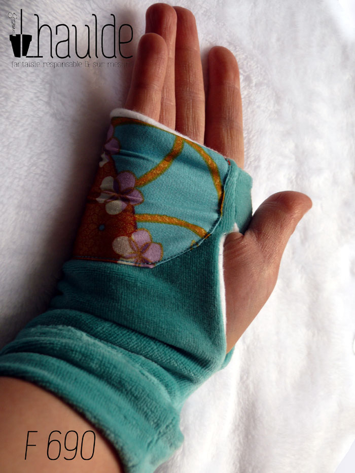 Paire de mitaines en velours bleu turquoise décoré sur la partie haute de tissu imprimé fleurs d'esthétique japonaise dans les tons rouges et or sur fond turquoise Vue côté paume