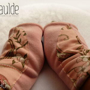 Paire de mitaines en velours rose clair avec un demi cercle de tissu rose imprimé fleurs et motifs paisley plaqué dessus Vue de la paire portée