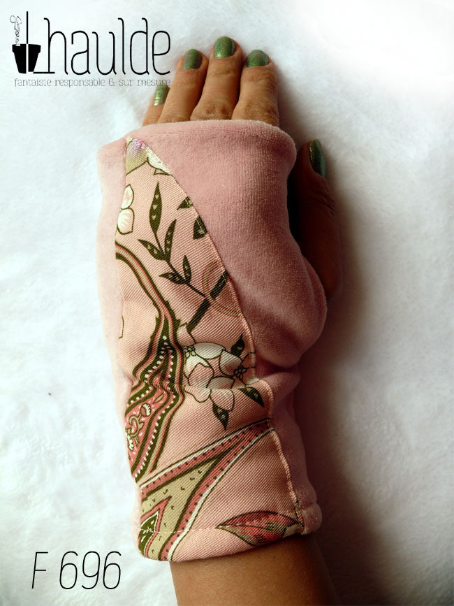 Paire de mitaines en velours rose clair avec un demi cercle de tissu rose imprimé fleurs et motifs paisley plaqué dessus Vue de dessus