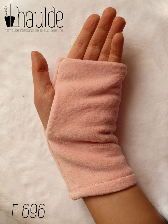 Paire de mitaines en velours rose clair avec un demi cercle de tissu rose imprimé fleurs et motifs paisley plaqué dessus Vue côté paume (uniquement du velours rose)