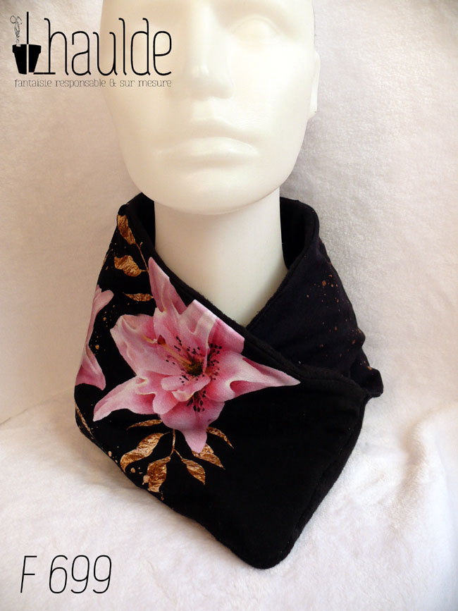 Tour de cou croisé en jersey noir imprimé fleurs de lys roses réalistes façon 3D avec un feuillage doré Doublure en polaire noire Vue de face sur une tête de mannequin