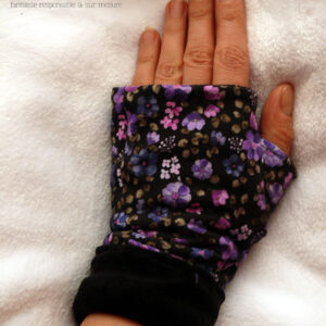 Paire de mitaines à pouce long en jersey noir imprimé petites fleurs violettes. Manchette en velours noir Vue de dessus