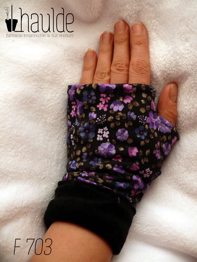 Paire de mitaines à pouce long en jersey noir imprimé petites fleurs violettes. Manchette en velours noir Vue de dessus