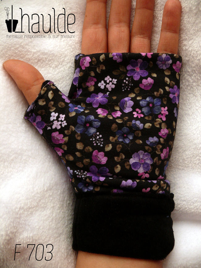 Paire de mitaines à pouce long en jersey noir imprimé petites fleurs violettes. Manchette en velours noir Vue côté paume