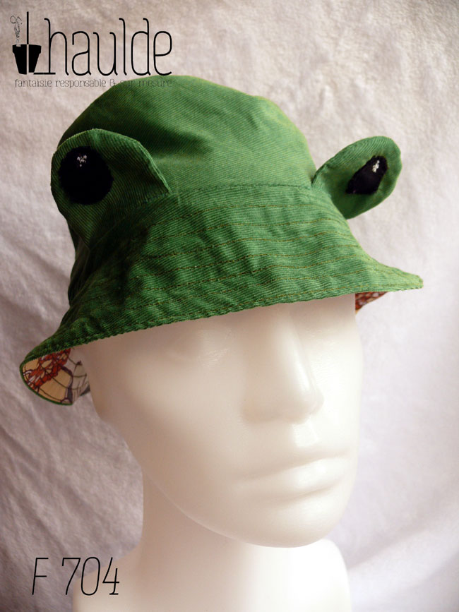 Bob réversible, vu du côté en milleraies vert avec des yeux qui dépassent La tête de mannequin est un peu trop grande pour ce chapeau pour enfant