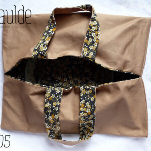 sac à tarte en sergé beige, doublé de toile noire imprimé petites fleurs dans les tons ocres et blanc. Deux anses Vu de dessus, entrouvert avec un plat à manqué en pyrex à l'intérieur (on le distingue à peine)