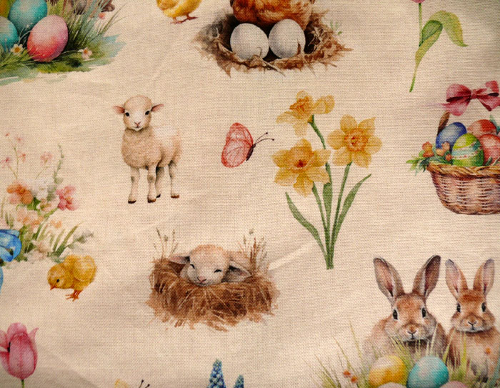 toile blanche imprimée de petits lapins, poules couveuses, poussins, petits agneaux endormi dans un nid ou debout, fleurs variées, et nids d'oeufs de Pâques dans un style illustration jeunesse à l'aquarelle