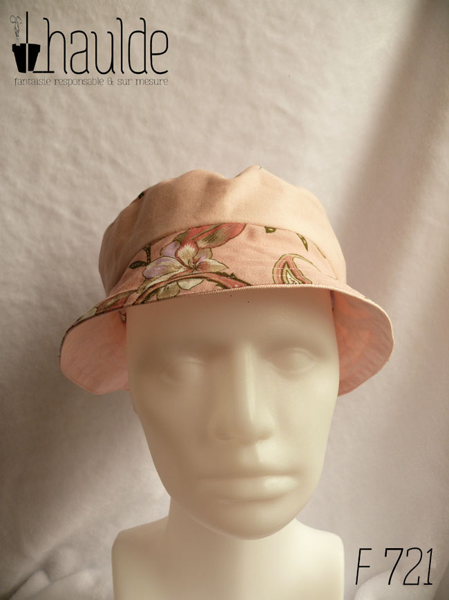 Bob court en toile rose et toile rose imprimée de motifs fleuris également roses et soulignés de vert foncé. Ici la bande centrale est en uni rose pâle, le bord en imprimé Vu de face sur une tête de mannequin