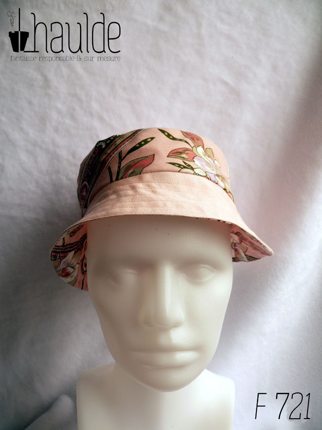 Bob court en toile rose et toile rose imprimée de motifs fleuris également roses et soulignés de vert foncé. Ici la bande centrale est en imprimé, le bord en uni rose Vu de face sur une tête de mannequin