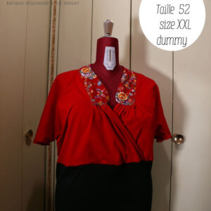 Haut coeur croisé à manches courtes en jersey rouge qui blouse jusqu'à la taille et jersey noir moulant de la taille aux hanches Le col est garni de tissu rouge imprimé fleurs et papillons d'inspiration Est asiatique, soulignés de doré. Vu de face sur un mannequin de couture réglé en taille 52