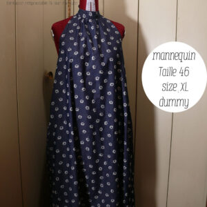 Robe longue dos nu nouée autour du coup, sans manche, en toile légère chambray (jean très léger) bleu foncé imprimé de fleurs blanches (environ 3 cm de large) Vue de face sur un mannequin de couture réglé en taille 46/L