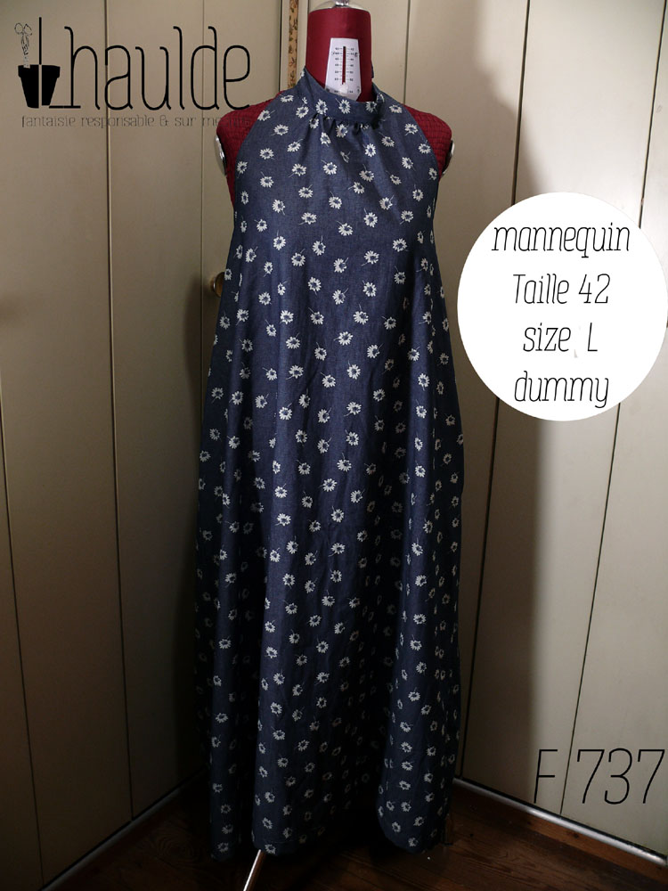 Robe longue dos nu nouée autour du coup, sans manche, en toile légère chambray (jean très léger) bleu foncé imprimé de fleurs blanches (environ 3 cm de large) Vue de face sur un mannequin de couture réglé en taille 42/L
