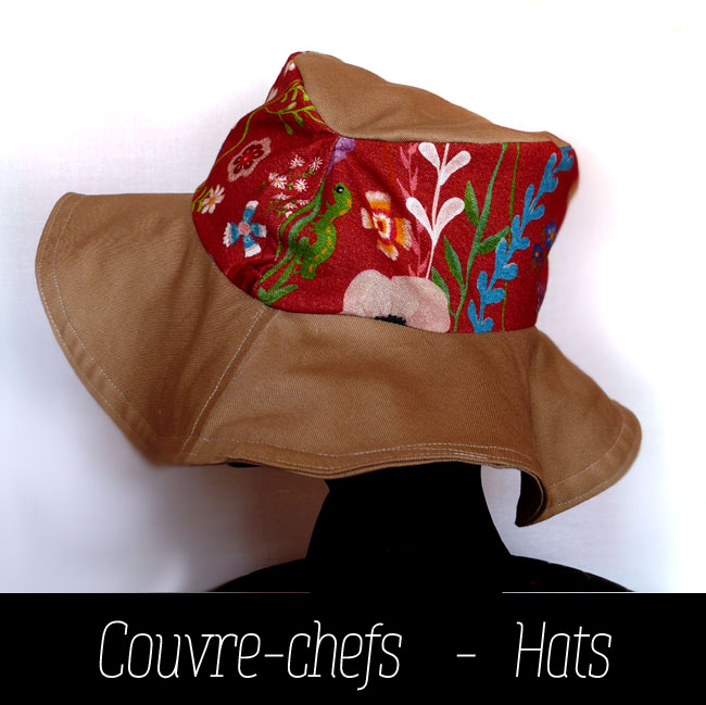 vignette de la catégorie couvre chef Chapeau à bords larges en sergé beige et bande centrale rouge foncé imprimé de motifs végétaux Vu de trois quarts dos sur une tête de mannequin