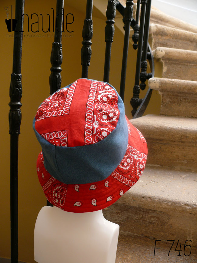 Bob classique en jean et tissu rouge imprimé "bandana" Bord rouge, bande centrale jean, sommet rouge, vu de dos sur une tête de mannequin Sur l'envers les bandes sont inversées