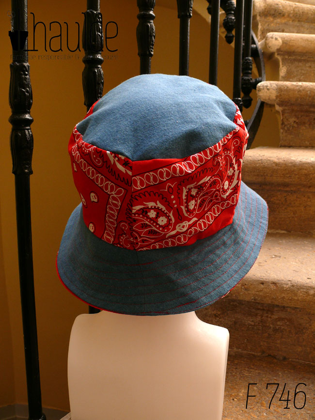Bob classique en jean et tissu rouge imprimé "bandana" Bord jean, bande centrale rouge, sommet jean, vu de dos sur une tête de mannequin Sur l'envers les bandes sont inversées