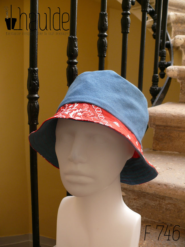 Bob classique en jean et tissu rouge imprimé "bandana" Bord rouge, bande centrale jean, sommet rouge, vu de trois quarts face sur une tête de mannequin Sur l'envers les bandes sont inversées