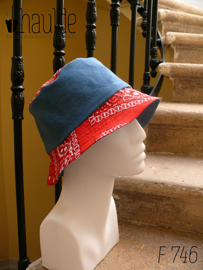 Bob classique en jean et tissu rouge imprimé "bandana" Bord rouge, bande centrale jean, sommet rouge, vu de profil sur une tête de mannequin Sur l'envers les bandes sont inversées