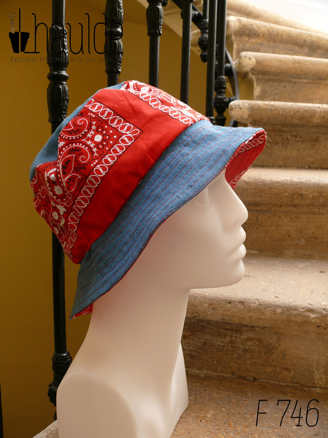 Bob classique en jean et tissu rouge imprimé "bandana" Bord jean, bande centrale rouge, sommet jean, vu de profil sur une tête de mannequin Sur l'envers les bandes sont inversées