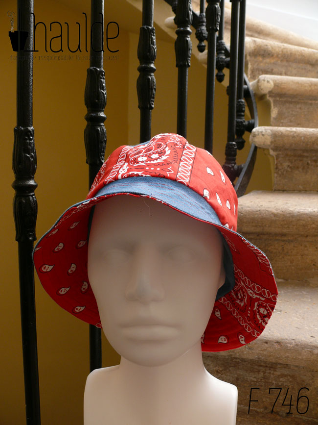 Bob classique en jean et tissu rouge imprimé "bandana" Bord jean, bande centrale rouge, sommet jean, vu de face sur une tête de mannequin Sur l'envers les bandes sont inversées