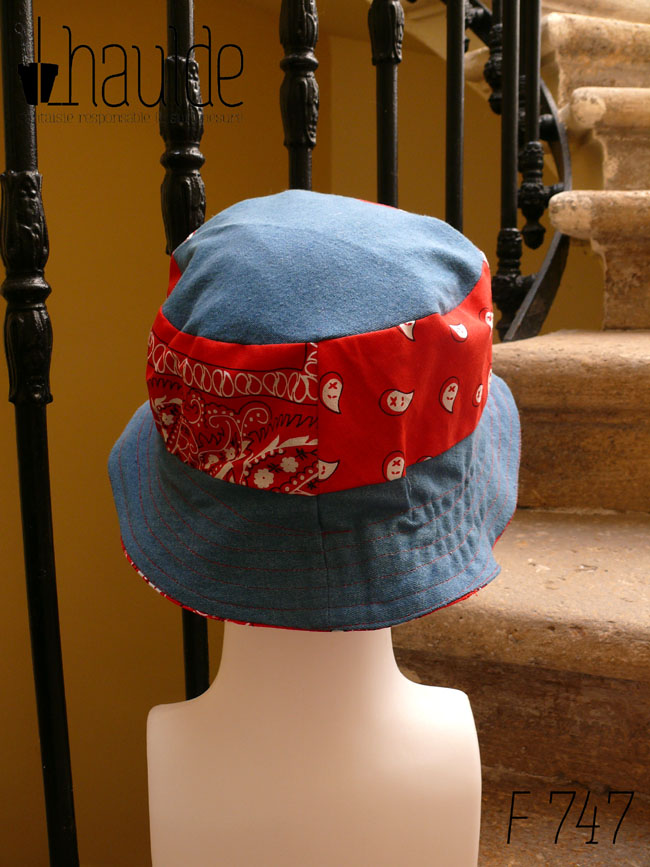 Bob court en jean et tissu rouge imprimé "bandana" Bord jean, bande centrale rouge, sommet jean, vu de dos sur une tête de mannequin Sur l'envers les bandes sont inversées