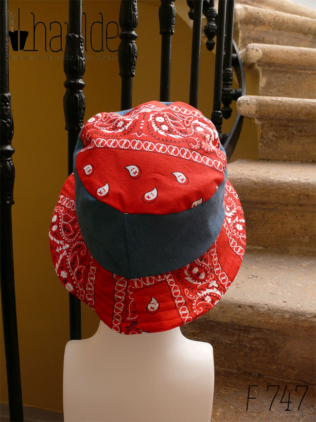 Bob court en jean et tissu rouge imprimé "bandana" Bord rouge, bande centrale jean, sommet rouge, vu de dos sur une tête de mannequin Sur l'envers les bandes sont inversées