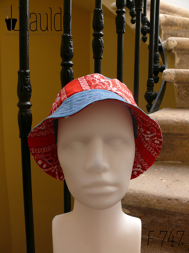 Bob court en jean et tissu rouge imprimé "bandana" Bord jean, bande centrale rouge, sommet jean, vu de face sur une tête de mannequin Sur l'envers les bandes sont inversées
