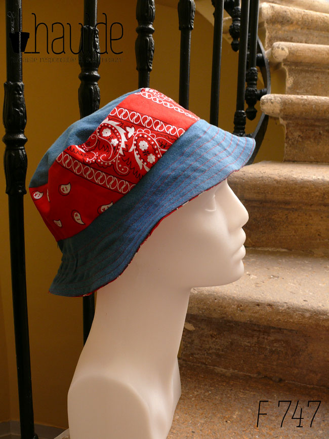 Bob court en jean et tissu rouge imprimé "bandana" Bord jean, bande centrale rouge, sommet jean, vu de profil sur une tête de mannequin Sur l'envers les bandes sont inversées