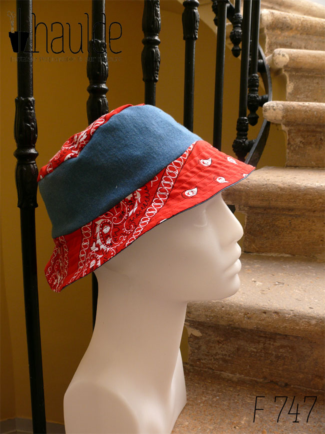Bob court en jean et tissu rouge imprimé "bandana" Bord rouge, bande centrale jean, sommet rouge, vu de profil sur une tête de mannequin Sur l'envers les bandes sont inversées
