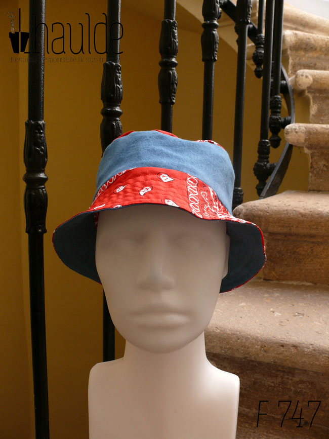 Bob court en jean et tissu rouge imprimé "bandana" Bord rouge, bande centrale jean, sommet rouge, vu de face sur une tête de mannequin Sur l'envers les bandes sont inversées