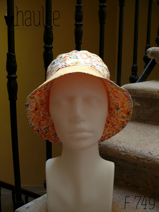 Bob classique en sergé jaune pâle et tissu blanc imprimé de fleurs oranges et roses Bord jaune, bande centrale fleurs, sommet jaune, vu de face sur une tête de mannequin Sur l'envers les bandes sont inversées
