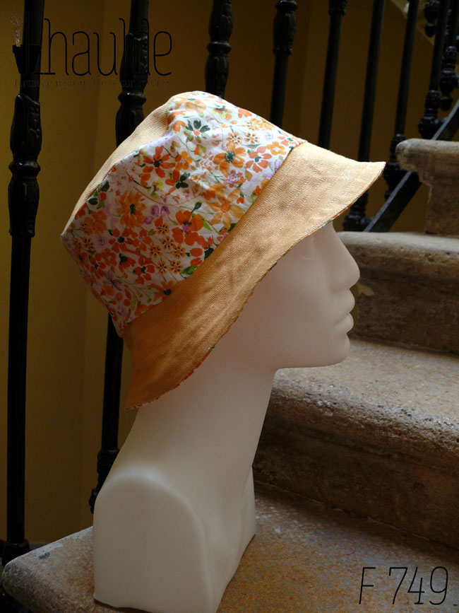 Bob classique en sergé jaune pâle et tissu blanc imprimé de fleurs oranges et roses Bord jaune, bande centrale fleurs, sommet jaune, vu de profil sur une tête de mannequin Sur l'envers les bandes sont inversées