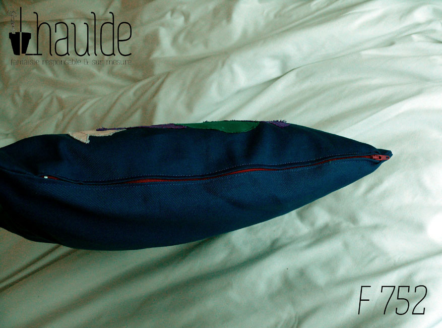 Vue de dessus du zip du coussin qui est situé en bas de celui-ci, invisible donc quand le coussin est posé