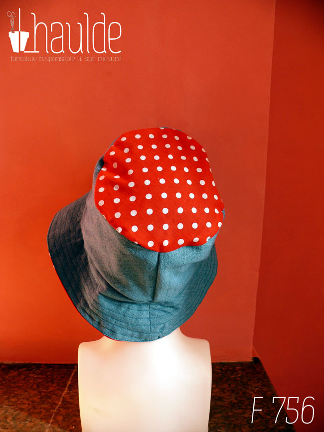 Bob en jean bleu clair et tissu rouge à pois blanc, réversible, vu côté jean (le dessus du chapeau est en tissu rouge à pois) de dos sur une tête de mannequin