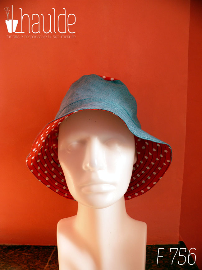 Bob en jean bleu clair et tissu rouge à pois blanc, réversible, vu côté jean (le dessus du chapeau est en tissu rouge à pois) de face sur une tête de mannequin