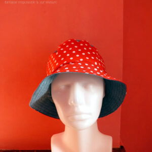 Bob en tissu rouge à pois blanc et jean bleu clair. Réversible, vu côté rouge à pois, le dessus du chapeau est en jean. De face sur une tête de mannequin