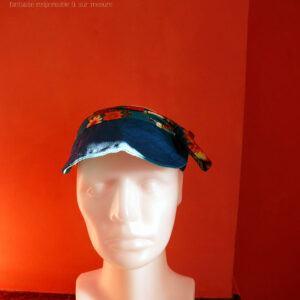 Visière bleu foncé nouée sur le dessus de la tête par des rubans bleu paon imprimé fleuri d'esthétique chinoise, dahlias et autres fleurs multicolores rehaussées de doré Vue de face sur une tête de mannequin