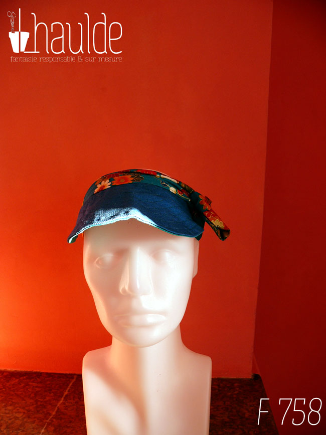 Visière bleu foncé nouée sur le dessus de la tête par des rubans bleu paon imprimé fleuri d'esthétique chinoise, dahlias et autres fleurs multicolores rehaussées de doré Vue de face sur une tête de mannequin