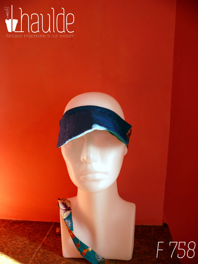 Visière en coton bleu foncé surpiqué nouée à l'arrière de la tête par des rubans bleu paon imprimé fleuri d'esthétique chinoise, dahlias et autres fleurs multicolores rehaussées de doré Vue de face sur une tête de mannequin