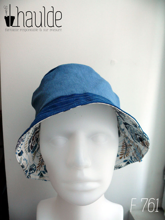Bob vu sur l'envers côté jean bleu et sergé bleu plus foncé Bob en toile blanche imprimée de motifs appelés "mabelle" fleurs stylisées d'inspiration indienne dans les tons bleu et marrons Vu de face sur une tête de mannequin